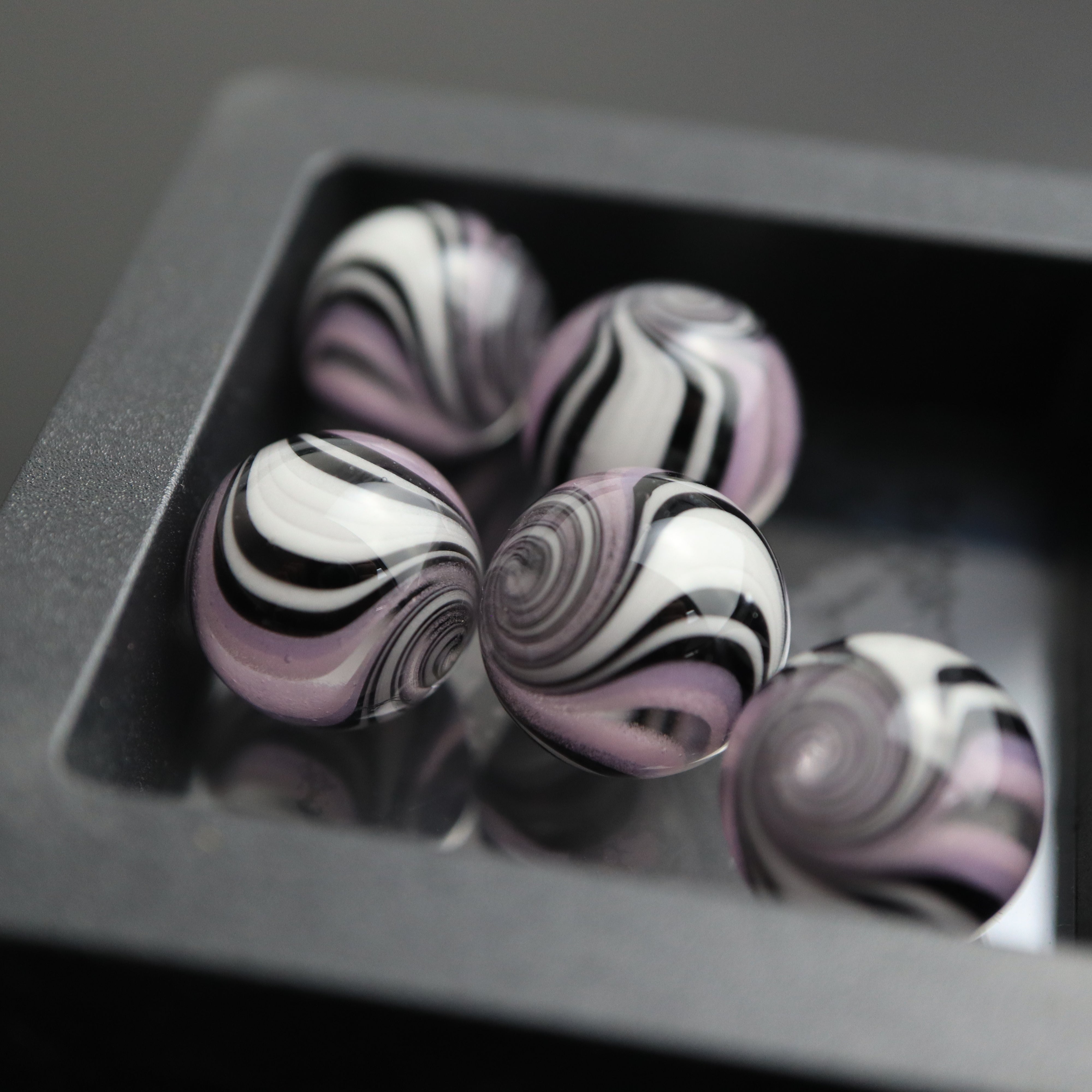 Wig Wag Valve Pearls by Willahelm Glass (8-10mm)